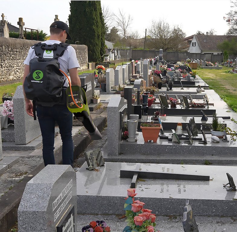 The Iska Hybrid Pro in use in a cemetery, one of the sensitive sites where flame-free operation earns its keep