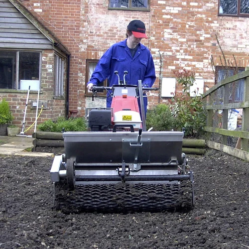 Self-propelled seeding machine 