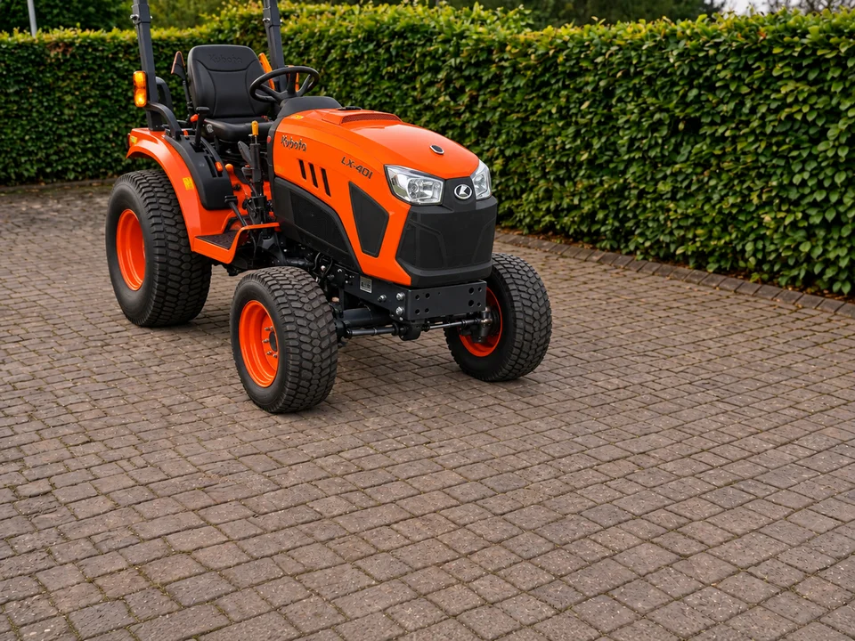 Kubota LX401 without attachments